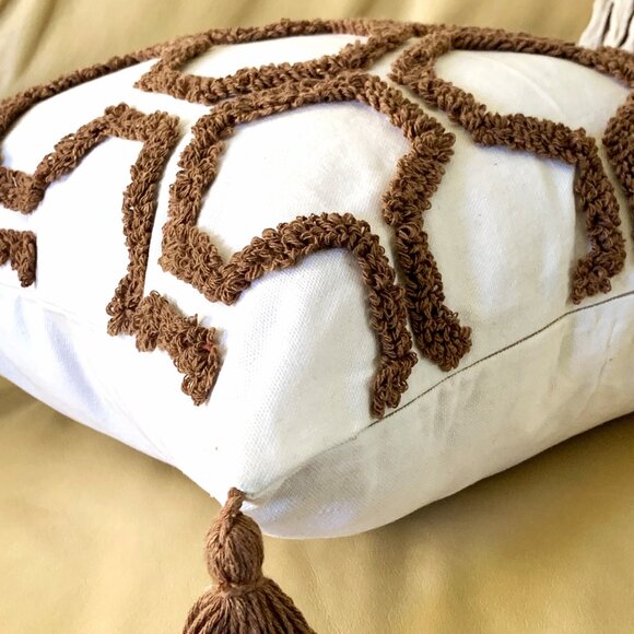 2 Sizes Versatile Brown White Tufted Geometric Honeycomb Tasseled Pillow Cover - Picture 4 of 4